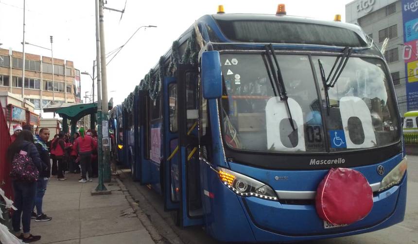 Navidad sobre ruedas: Buses municipales trasladan de forma gratuita a los niños de El Alto