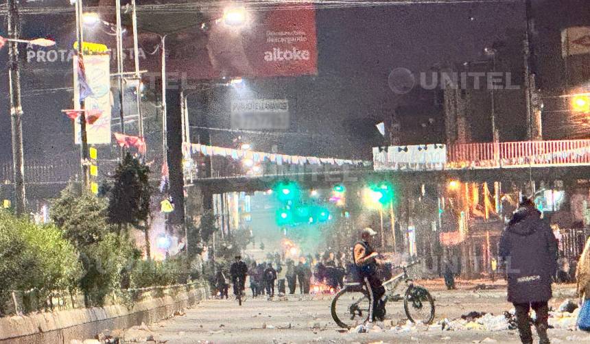 Reactivan bloqueos y prenden fogatas en la avenida Juan Pablo II de El Alto 