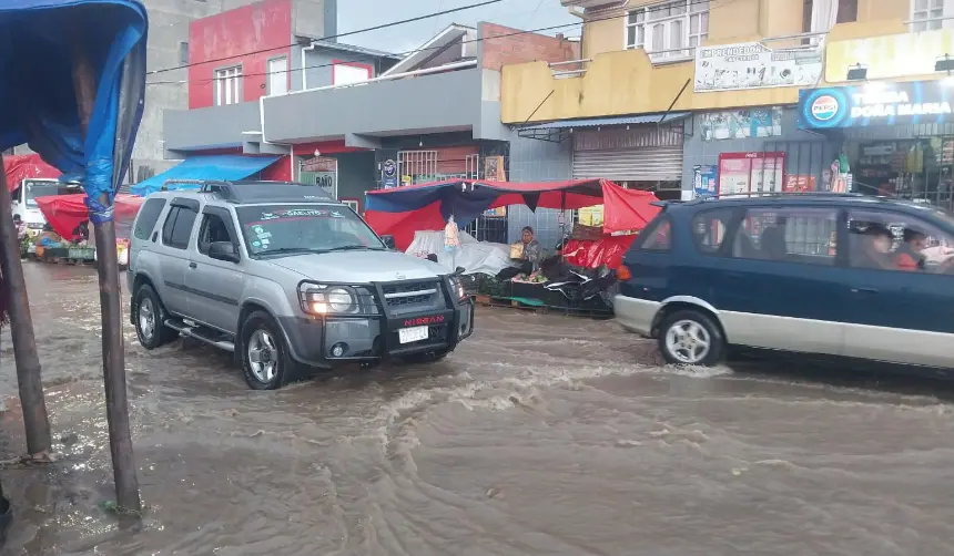 Intensa lluvia inunda calles y mercados en la ciudad de Cochabamba