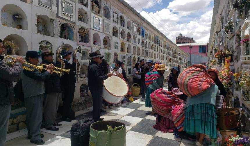 Todos Santos: Familias despiden a las “almitas” con música, oraciones y tradición