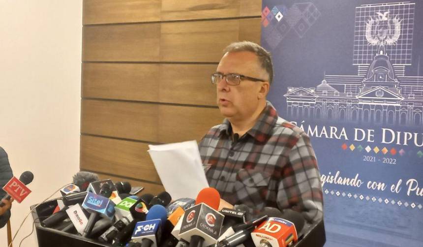 Para cambiar el modelo económico y eliminar la elección judicial, Alarcón presenta proyecto para reforma parcial de la CPE