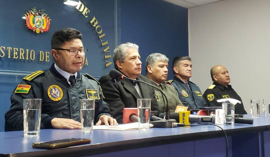 Alto Mando Militar niega división de las Fuerzas Armadas y dice que hará respetar la Constitución