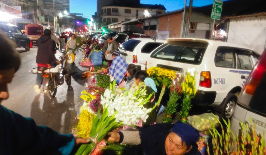 El 27 de mayo “no será de alegría, sino de tristeza”, señalan floricultores de Cochabamba por los bloqueos