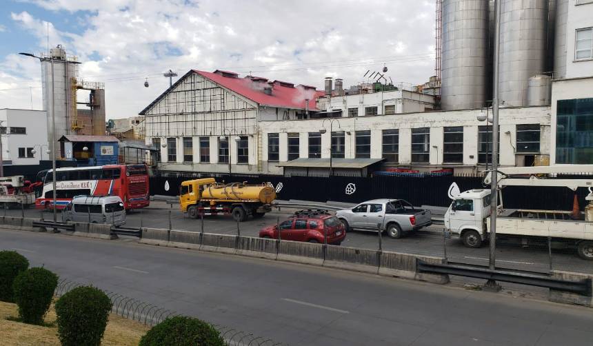 Choferes analizan paro nacional ante las filas por combustibles; transporte de La Paz urge un ampliado nacional