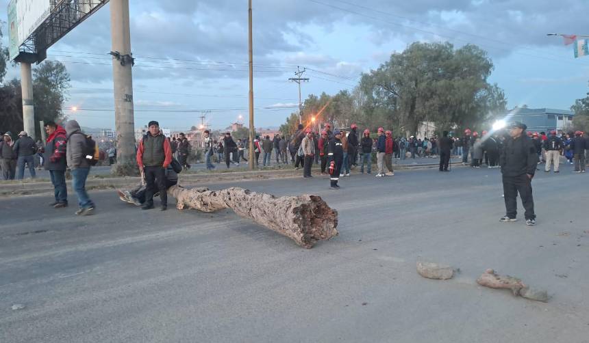 Fabriles instalan bloqueo en la vía que conecta Cochabamba con Quillacollo y Oruro