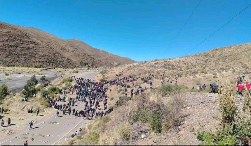 “No hay comida ni agua”, denuncian choferes varados por bloqueos en la frontera con Perú