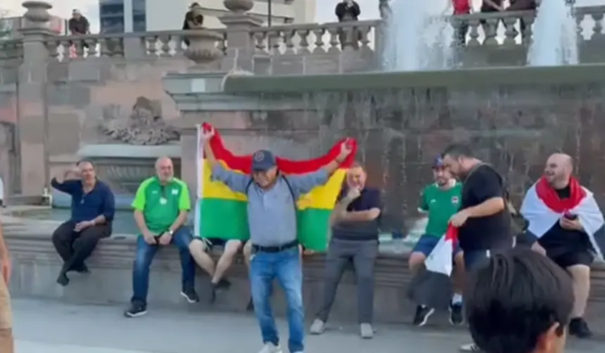 ¡Vibrante! Boliviano flamea la tricolor en medio de hinchas de Irak 