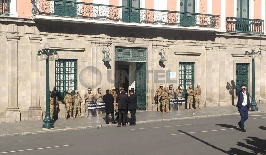 Tras las refriegas, la Policía refuerza el anillo de seguridad de la plaza Murillo; los militares custodian el Palacio