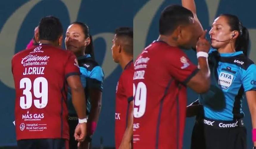 Escándalo en México: jugador agrede a árbitra en el partido entre Tepatitlán y Cancún FC