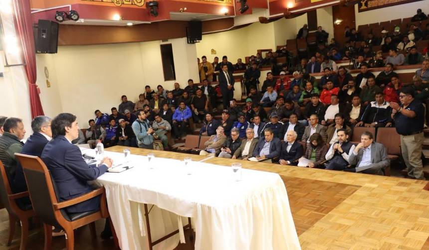 En busca de una solución, la comisión del Gobierno y los choferes dialogan “por tiempo y materia” en medio del bloqueo