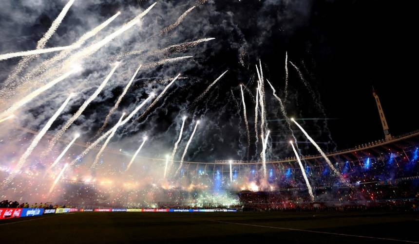 Espectáculo de fuegos artificiales se sale de control y provoca momentos de tensión en un estadio