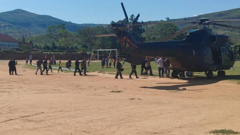 Los aprehendidos fueron trasladados en una aeronave con custodia policial