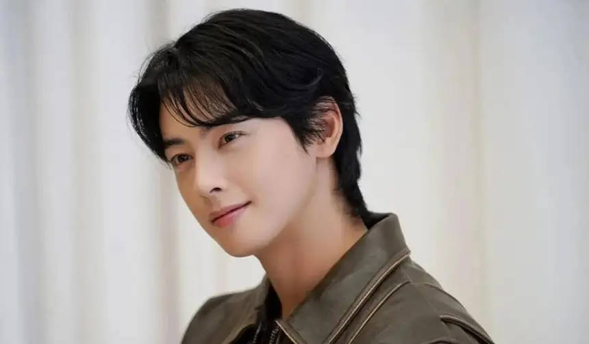 El actor y cantante Cha Eun-Woo comenzó oficialmente su servicio militar