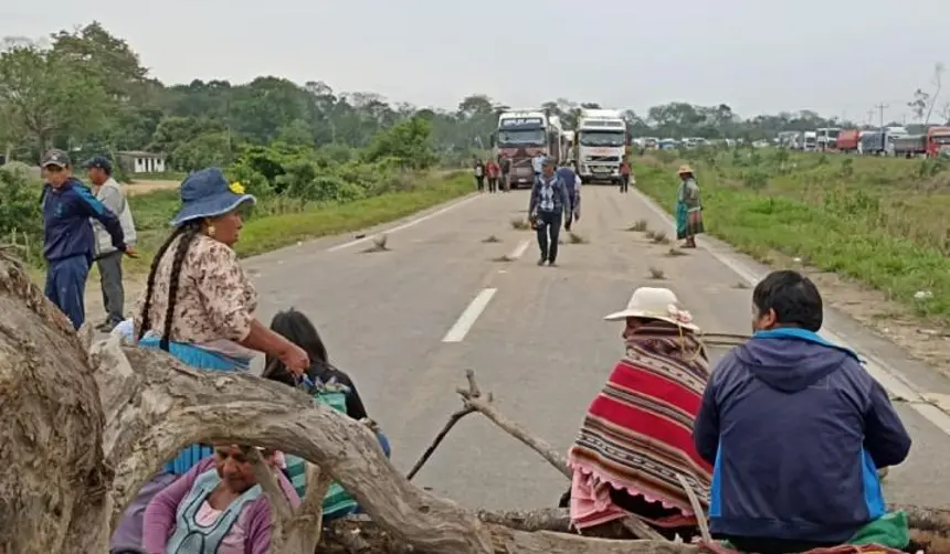Cochabamba: Comunarios de Villa Tunari bloquean la ruta a Santa Cruz