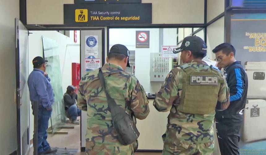 Aprehenden a mujer en el aeropuerto Jorge Wilstermann con un arma de fuego en su maleta