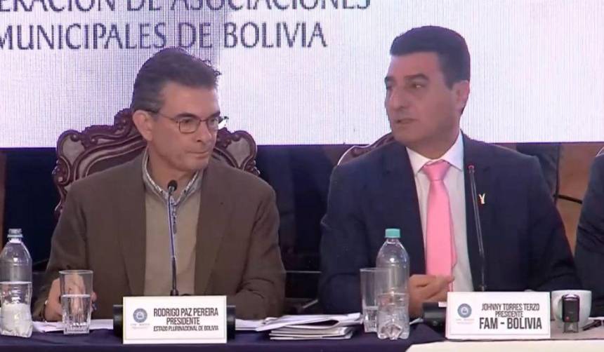 Alcaldes del país le piden a Paz abrogar el decreto del diésel en el inicio de la reunión por el 50/50