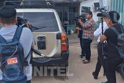 Video: Escoltada por policías y esposada, así ingresó Laura Rojas a Palmasola por el caso maletas