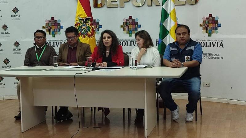 La ministra (centro) y personal de la CNS dieron el reporte la tarde de este martes