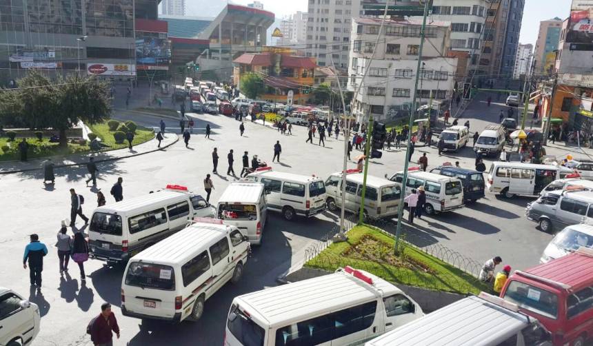 Choferes piden las renuncias del ministro de Hidrocarburos y del presidente de YPFB por los problemas del combustible
