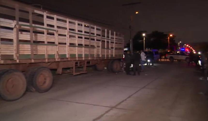 Un muerto y una mujer herida tras choque de moto contra chata de un camión en Santa Cruz