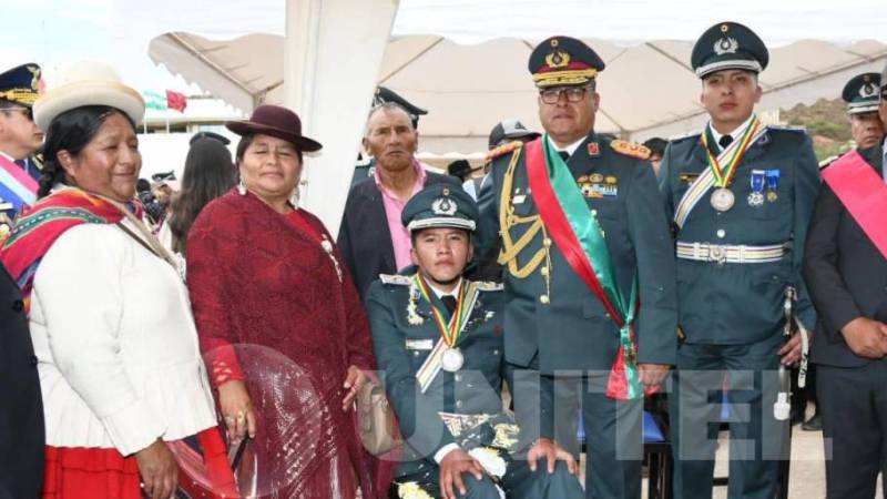 Los cadetes tras recibir el grado de subteniente 