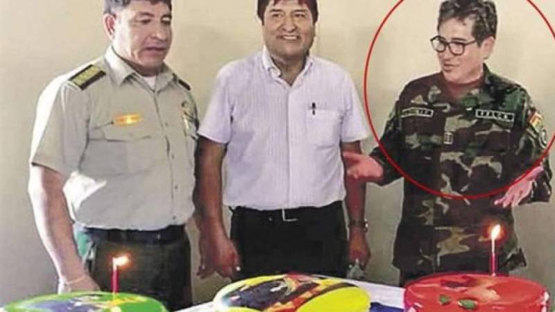 Calderón (izq.) y Dávila (dcha.) en el cumpleaños de Evo Morales. 