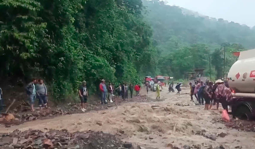 Suspenden viajes entre Cochabamba y Santa Cruz por la ruta nueva debido a los deslizamientos