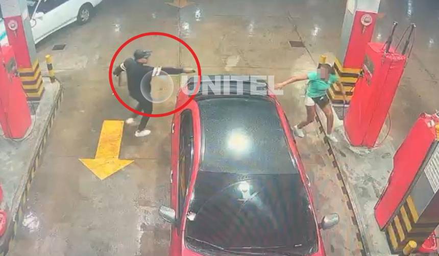 Cámaras captaron el momento en el que atracador apunta con un arma a trabajadora de un surtidor de Santa Cruz