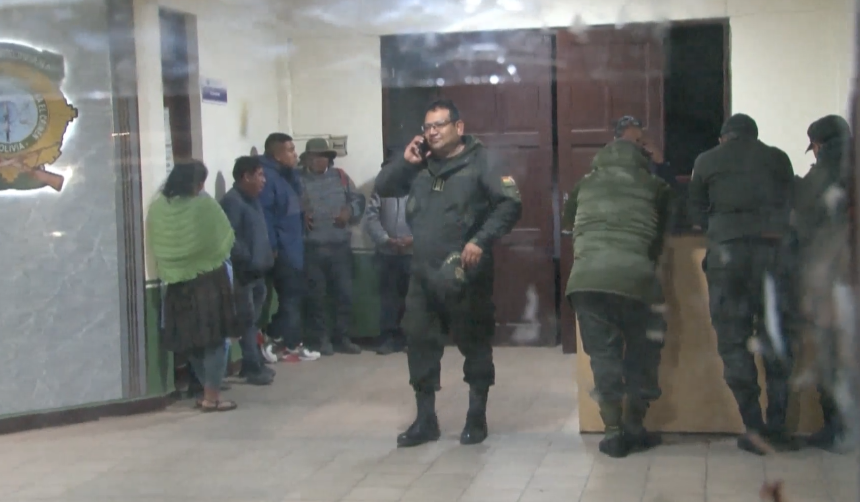 Aprehenden a 15 personas tras el intento de bloqueo en el cruce Tarata