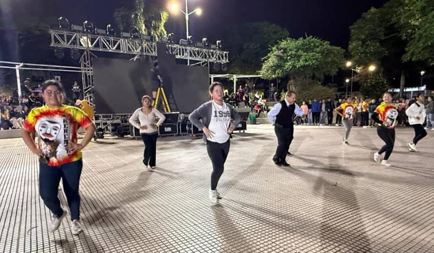 500 bailarines, artistas y la reina María Pía Stancov encenderán la Serenata a Santa Cruz este martes