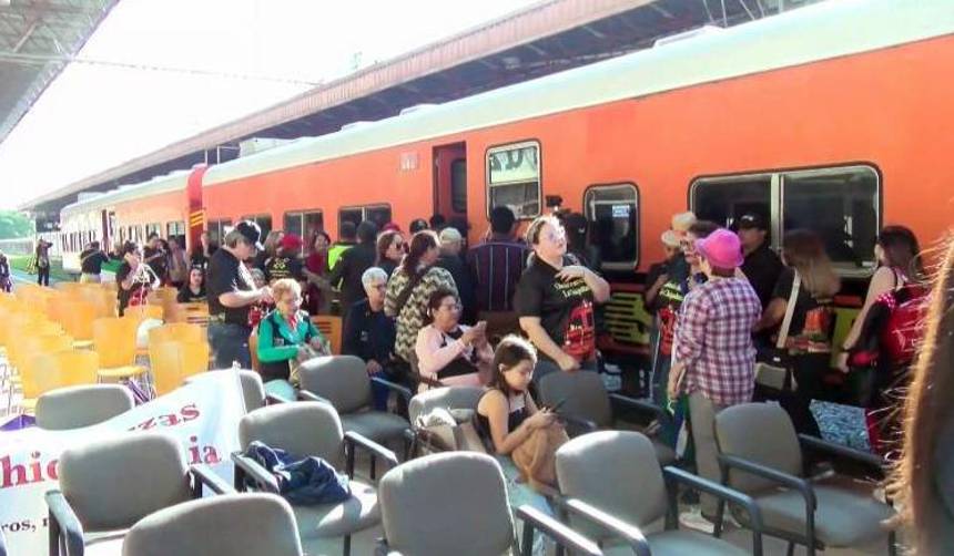 En Santa Cruz, pasajeros optan por el tren ante el alza del pasaje en buses