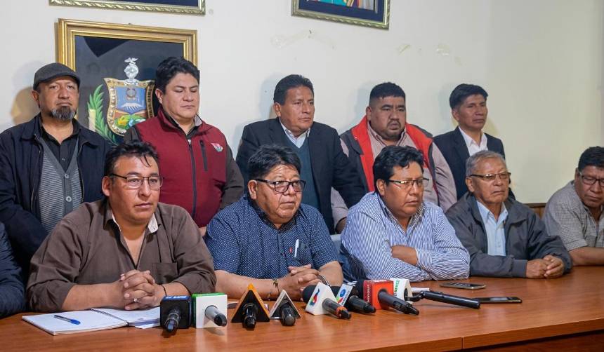 Choferes de La Paz se declaran en emergencia por el fin de la subvención al diésel y piden abrogar el decreto 5716