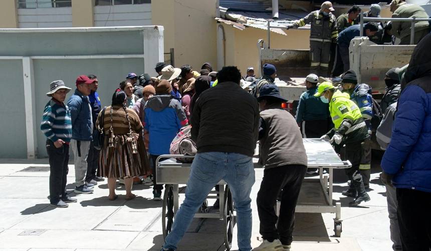 Tragedia en los Yungas: Sube a 10 la cifra de muertos por el embarrancamiento de un minibús, reporta la Policía