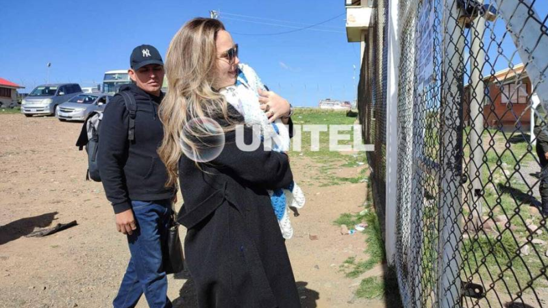 La esposa del gobernador, con su hijo en brazos, en una visita al penal de Chonchocoro