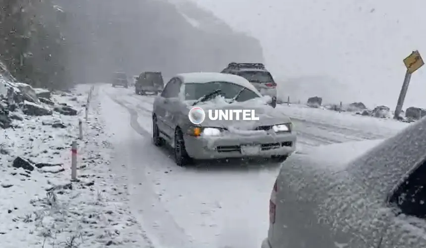 La Paz: Suspenden salidas a los Yungas por una intensa nevada en La Cumbre