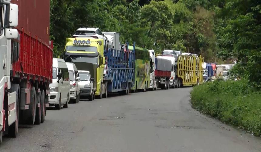 Vuelve la circulación en El Sillar, pero choferes denuncian retrasos por el mal estado de la vía