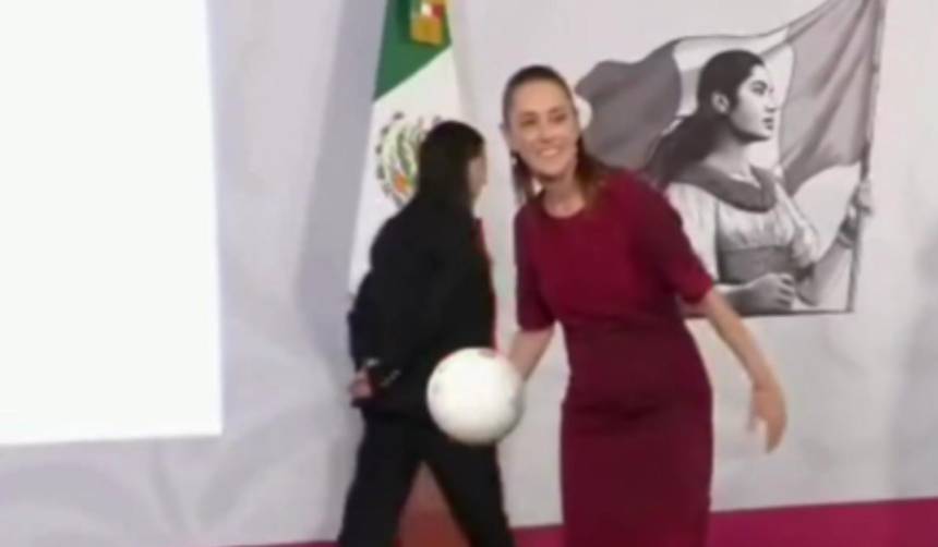 Video: Reportera cae al intentar atrapar regalo de presidenta en plena conferencia 