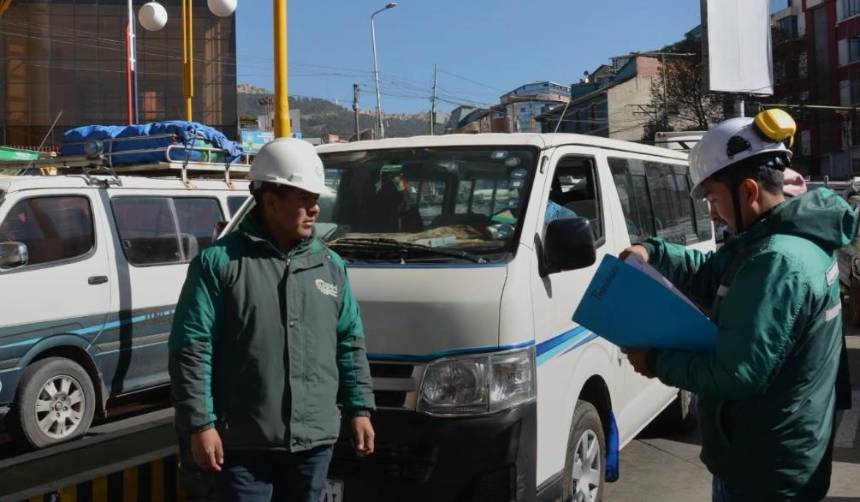 Suspenden el carguío de combustible a más de 179 vehículos por recargas repetitivas, dice ministro de Hidrocarburos 