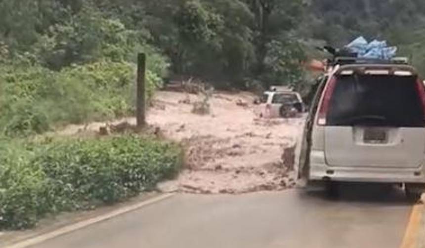 Video: Mazamorra llega a la carretera a los Valles y casi arrastra a vehículos