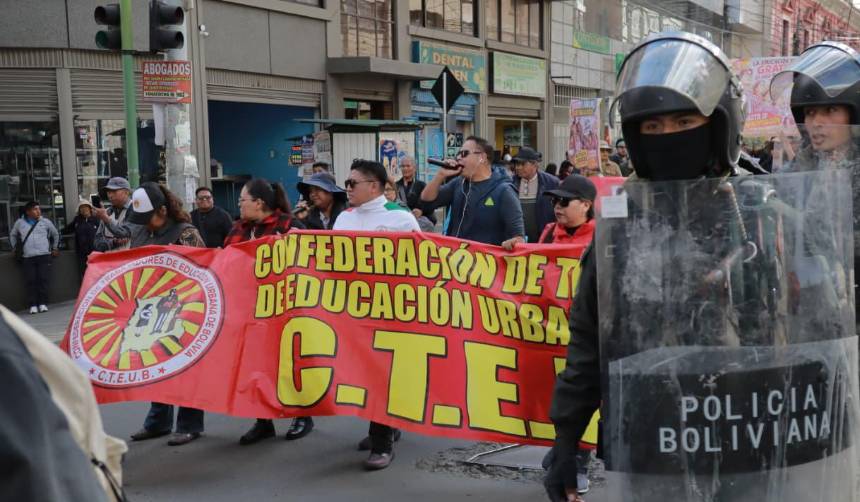 Marcha del magisterio paceño concluye sin mayores disturbios pese al Estado de excepción