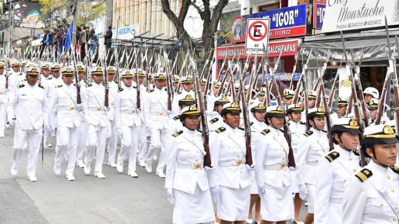 Efectivos de la Armada Boliviana en el desfile de este viernes por el Día del Mar.