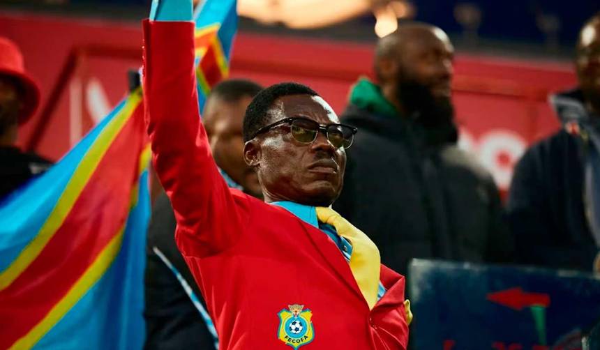 Conoce la historia de Lumumba Vea, el hincha de Congo que permanece inmóvil en todos los partido