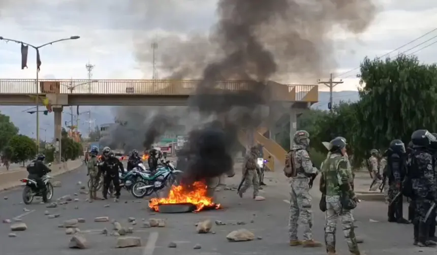 Cochabamba: Intento de toma del puente Khora deriva en gasificación de la Policía