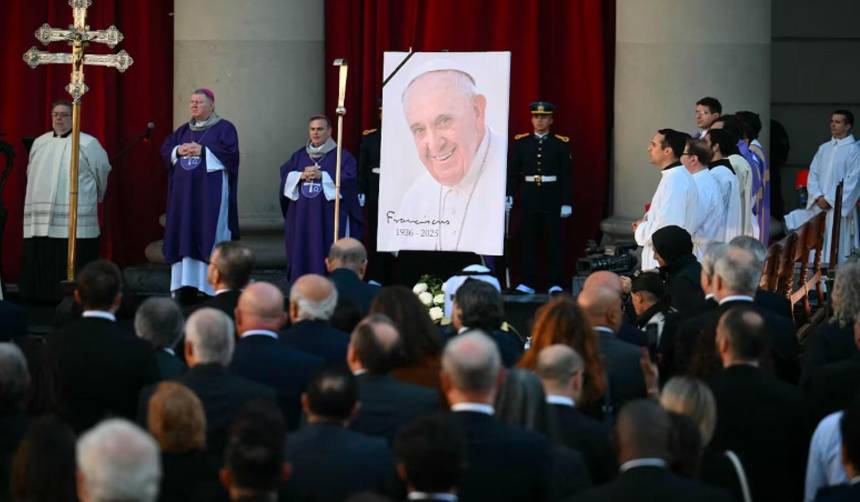 Argentina despide a Francisco con una emotiva misa ante miles de personas en la catedral