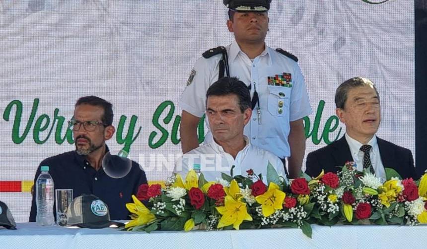 Paz recibe cuatro carros bomberos de Japón y propone un cuartel de bomberos para la Chiquitania