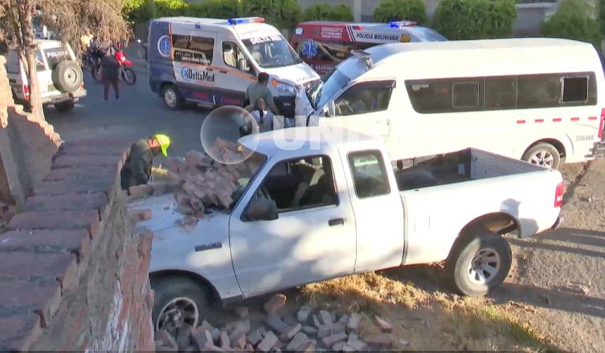 Camioneta impacta contra el muro de una vivienda tras chocar con un minibús