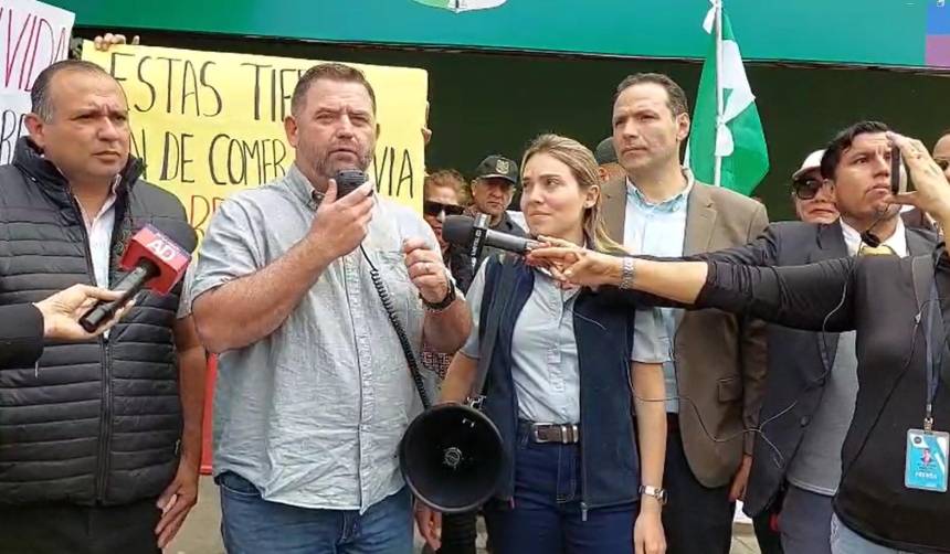 Protesta llega al Comando de la Policía en Santa Cruz para exigir que se capture a avasalladores