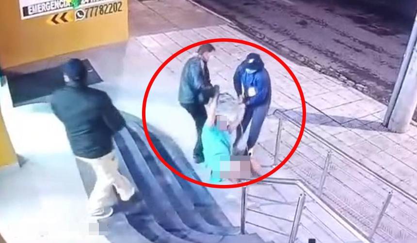 Video: Con bata y arrastrado, así fue sacado un hombre de una clínica donde estaba internado