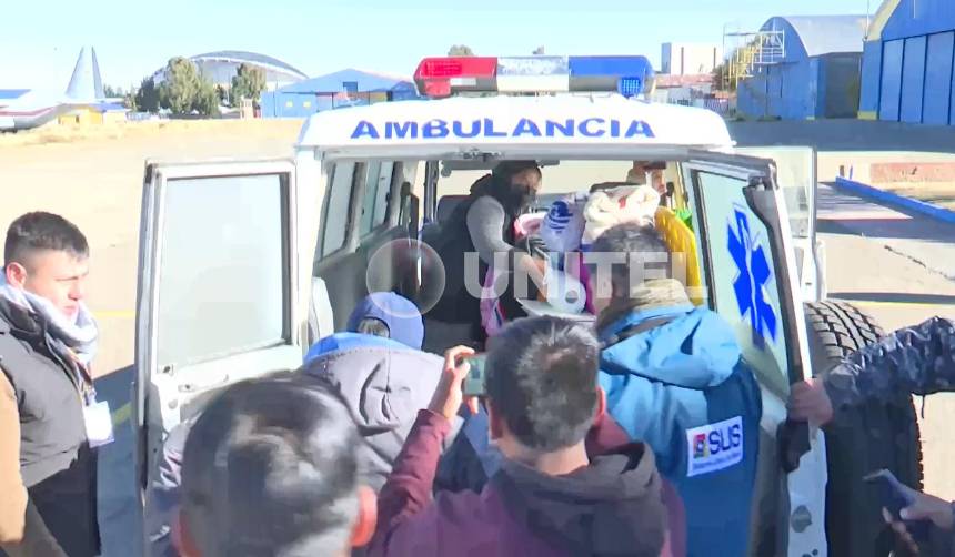 Por bloqueos, niña con cáncer es evacuada en avioneta desde Oruro a La Paz