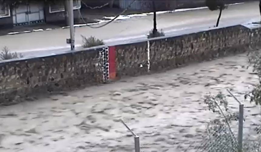 Alcaldía paceña despliega brigadas en zonas afectadas por la inundación y el granizo